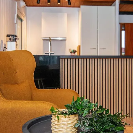 Vakantiehuis Three-bedroom In 3 *